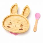 Detský bambusový tanier a lyžička pre prvé príkrmy – Zajačik, 18x23cm, ružový
