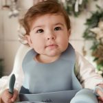 baveta-bebelusi-copii-cu-buzunar-mare-silicon-albastru-seablue-3